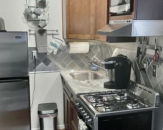 Cozy Cottage 1 Bedroom with King Bed Fenced Pet Yard 5Min Walk to Old Roseville - Roseville - Kitchen