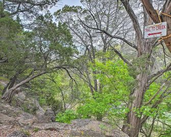 Cedar Falls Cabin: Nestled by Honey Creek - Davis - Outdoors view