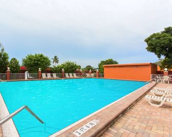 Days Inn by Wyndham Fort Myers - Fort Myers - Pool