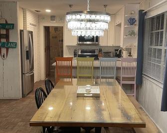Beach View, Private Plunge Pool, Charming 1938 Bungalow Madeira Beach Johns Pass - Madeira Beach - Dining room