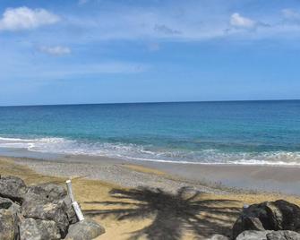 Beachfront 2 Bedroom FamilyStyle Apartment on Courland Bay with Salt Water Pool - Black Rock - Beach