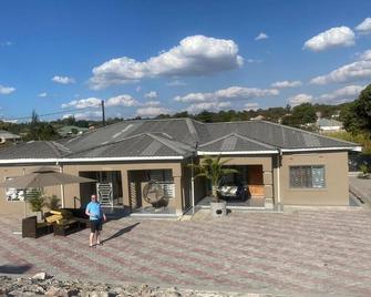 Fully furnished 3 bedroom family sized apartment --15 minutes from the airport.. - Ndola