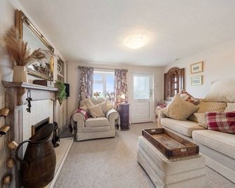 Cottage On The Common - Malvern - Living room