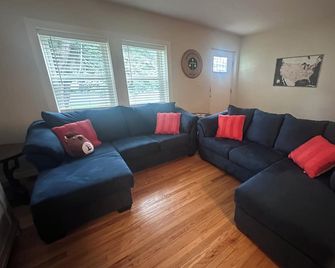 Mile Bucknell, Psu -4br,2bth,2lr. Screened Sitting Porch - Lewisburg - Wohnzimmer