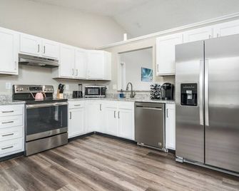 Peaceful Modern Home near Avon - Avon - Kitchen