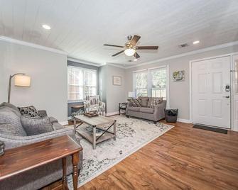 Cozy 2 bedroom Townhome in Spartanburg, SC - Spartanburg - Living room