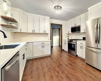 Dockside Retreat on the Canal on Lake Bemidji- 4BR, 3BA-Hot Tub-Fireplace! - Bemidji - Cozinha