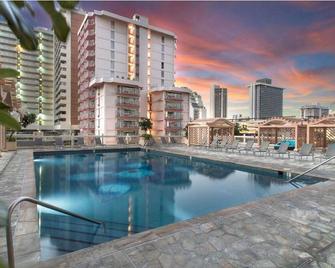 Glam Condo Located in Central Waikiki, Panoramic Ocean View, & Full Kitchen!\n - ホノルル - プール