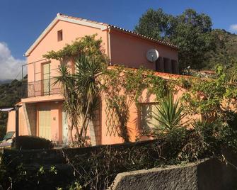 U Parasu - Santa-Maria-Figaniella - Edificio