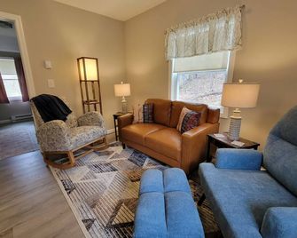 Little House Inn-Family/Pet friendly Private Home-Brimfield-2 bedroom, sleeps 8 - Brimfield - Living room
