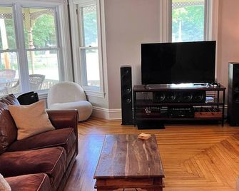 Historic Victorian Estate 4 Bed 2 Bath Fast Wifi - Fair Haven - Sala de estar