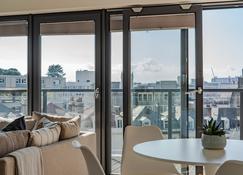 Modern Town Centre Apartment - Town Views - Bournemouth - Balcón
