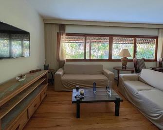 House in great location, 8 minutes from the main tourist attractions - Teresópolis - Living room