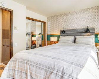 Walk to Shops and Eats Mammoth Lakes Condo with Pool - Mammoth Lakes - Schlafzimmer