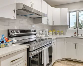 Shop, Hike, Golf & Swim: Inviting Deer Park Escape - Deer Park - Cocina