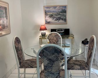 Stunning mountain view in Deep Well area just south of downtown 1 bedroom condo - بالم سبرينغس - غرفة طعام