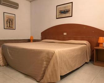 Ascot Lodging - Cardano al Campo - Bedroom