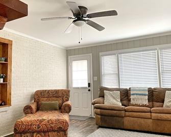 Home in the Kernersville near Winston Salem, Greensboro, High Point - Kernersville - Living room