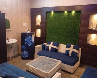 Ashiana Home Stay - Jammu - Living room
