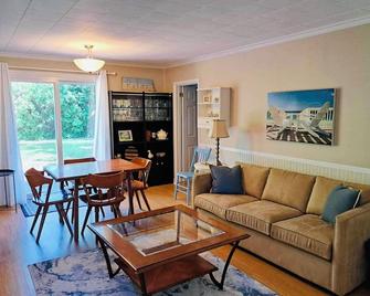 Sunset Pines Cottage Ipperwash ~ minutes to beach! - Lambton Shores - Living room
