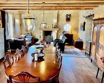 Romantische wijnboerderij met zwembad, buitenkeuken en pizza-oven. - Veyrines-de-Domme - Comedor