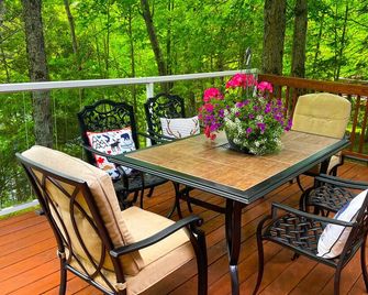 Summit Cottage on Kawagama Lake, Jul/Aug: weekly booking only (Sat. - Sat.) - Dorset - Balcony