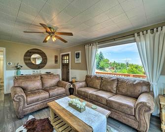 Yellowstone Country Family Home with View and Hot Tub - Livingston - Obývací pokoj
