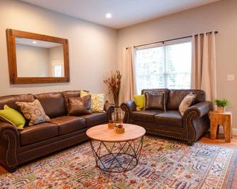 New Comfy and Stylish Home |Mins to DT| Sleeps 10 - Fletcher - Living room