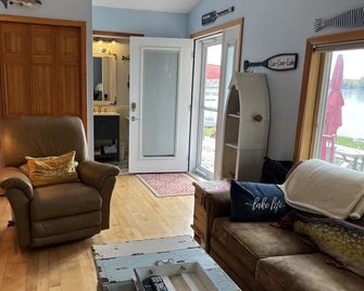 Lake Front Blue Turtle Cottage on Patterson Chain of 7 Lakes 3BR, 1.5BA - Pinckney - Sala de estar