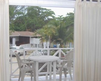 كورال هاربور بيتش هاوس آند فيلاز - ناساو - شرفة