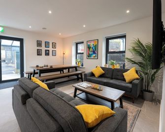 Éalú Lodge - Sligo - Wohnzimmer