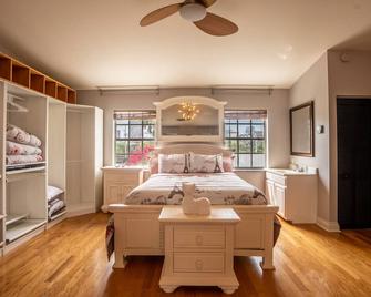 ☆Spacious & Unique☆ Luxury Estate in of Downtown - Tampa - Bedroom