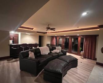 Beautiful Lake home with 6 person sauna - Wyoming - Living room