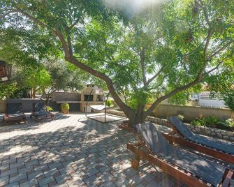 Apartments Lovely Courtyard - Insula Vir - Hol