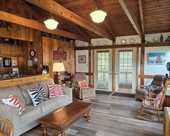 Bear Lodge, Fantastic Views Of Partridge Lake Fremont Wisconsin Wolf River - Fremont - Living room