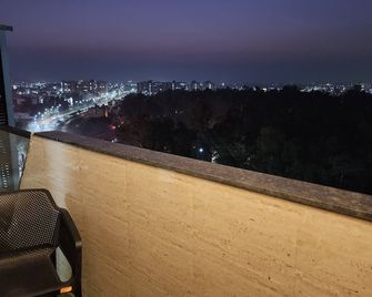 Elite Homes 2bhk Luxury Home Near Airport & City - Raipur - Balkon