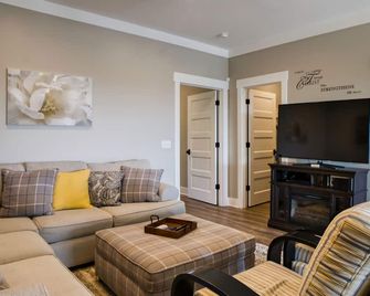 Charming 1200 sqft one BR barndominium upstairs apartment with mountain views. - Easley - Sala de estar