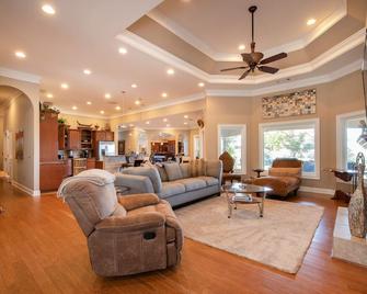 Beautiful Mountain Views with a Resort Style Pool and Wedding Venue - Toccoa - Living room