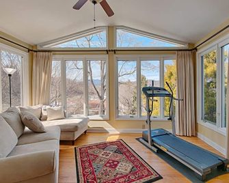 Enjoy a peaceful stay in the mountains of North Carolina at Lake Junaluska! - Lake Junaluska - Living room