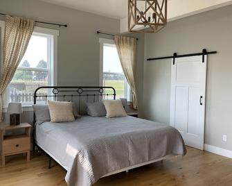 Large Modern Farmhouse -Country living at it's finest! - Ellensburg - Bedroom