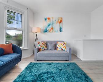 High Wycombe Apartments - High Wycombe - Living room