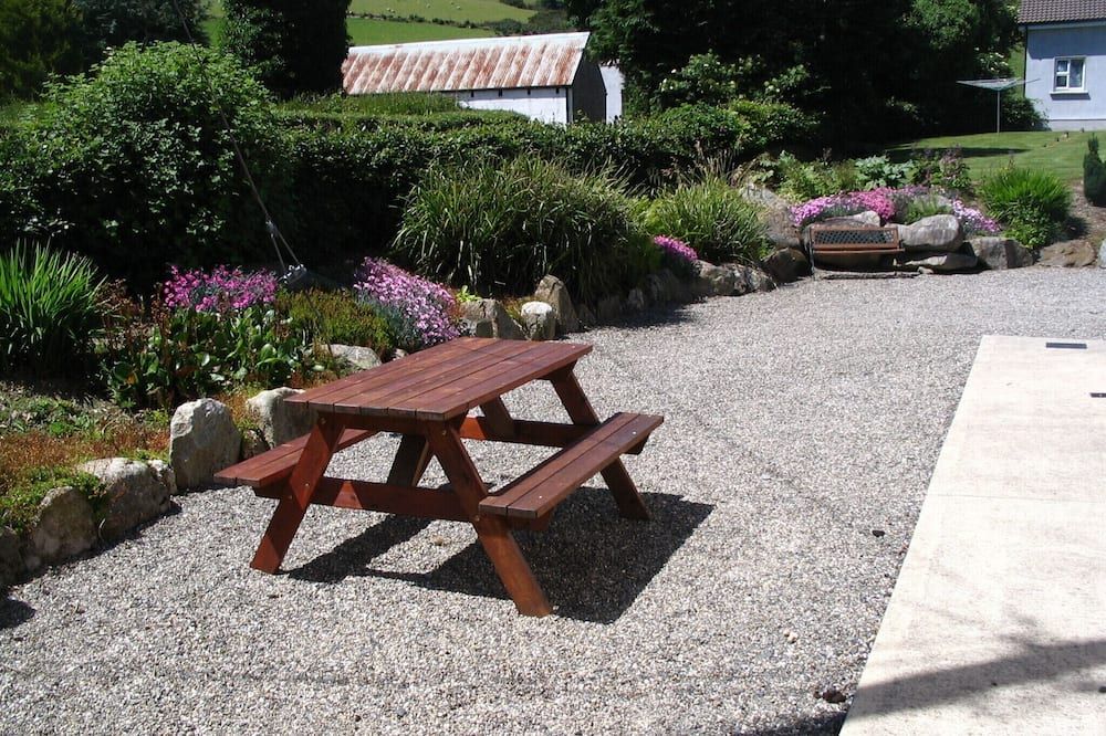 Cosy 3 Bedroom Cottage Sleeps 6 Wheelchair accessible Large Garden Swing & Slide - Arklow - Patio