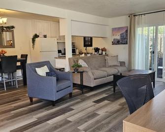 Clean and quiet 2/1.5 townhouse 4 miles from airport - Anderson - Wohnzimmer