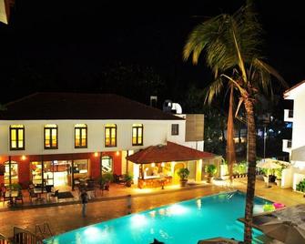 Kyriad Prestige Calangute Goa By Othpl - Calangute - Svømmebasseng