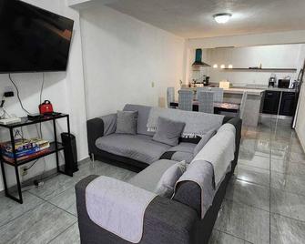 Cozy 2-bedroom apartment in nice Los Reyes Acaquilpan with WiFi - Ixtapaluca - Living room
