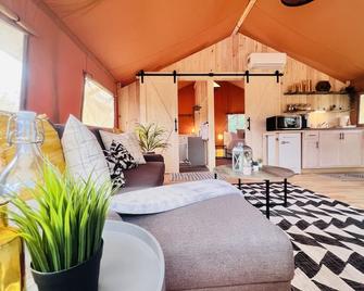 Tropical glamping with hot tub - Punta Gorda - Living room
