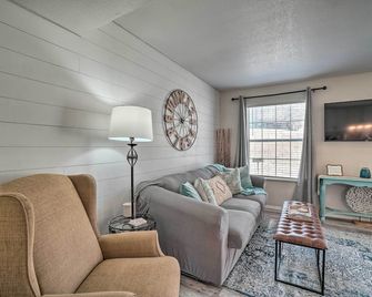 Branson Condo with Community Amenities Near Dtwn! - Branson - Living room