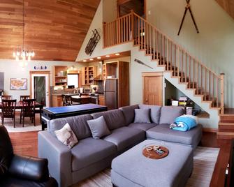 The Elk Run Lodge-close to town, hot tub, game table, Apple TV and fire pit. - Packwood - Sala de estar
