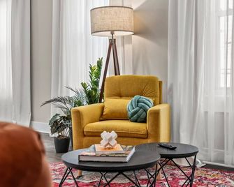 Colorful King Bed Apt w/Large Kitchen and Game Room - Conshohocken - Living room