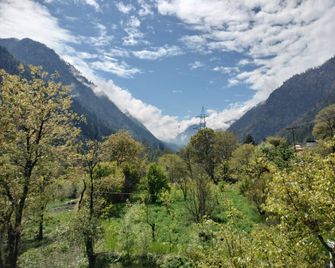 Tabassum Guest House And Cafeteria - Kasol - Vista del exterior
